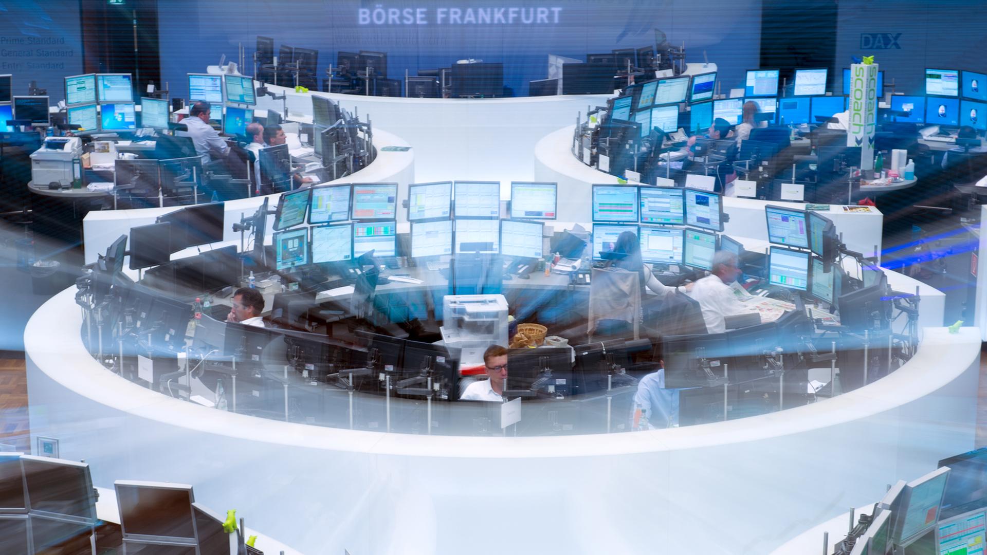 Aktienhändler verfolgen an der Börse in Frankfurt am Main auf ihren Monitoren die Kursentwicklung (Aufnahme mit Zoomeffekt). Aktienhändler verfolgen an der Börse in Frankfurt am Main auf ihren Monitoren die Kursentwicklung (Aufnahme mit Zoomeffekt).