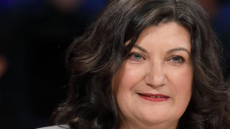 Canan Topcu schaut in die Kamera. Sie hat schwarze Haare und trägt ein graues Oberteil. Canan Topcu schaut in die Kamera. Sie hat schwarze Haare und trägt ein graues Oberteil.