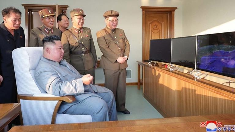 Nordkoreas Machthaber Kim Jong Un überwacht auf einem Monitor einen Raketentest. Nordkoreas Machthaber Kim Jong Un überwacht auf einem Monitor einen Raketentest.