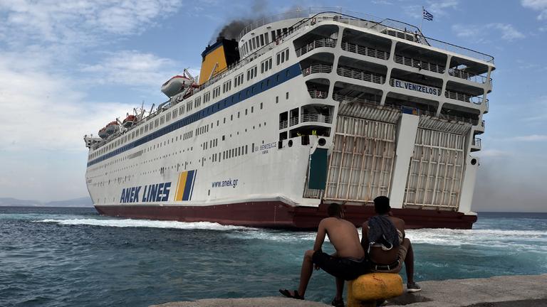 Diese Fähre soll 2500 Flüchtlinge im Hafen von Kos beherbergen. Diese Fähre soll 2500 Flüchtlinge im Hafen von Kos beherbergen.