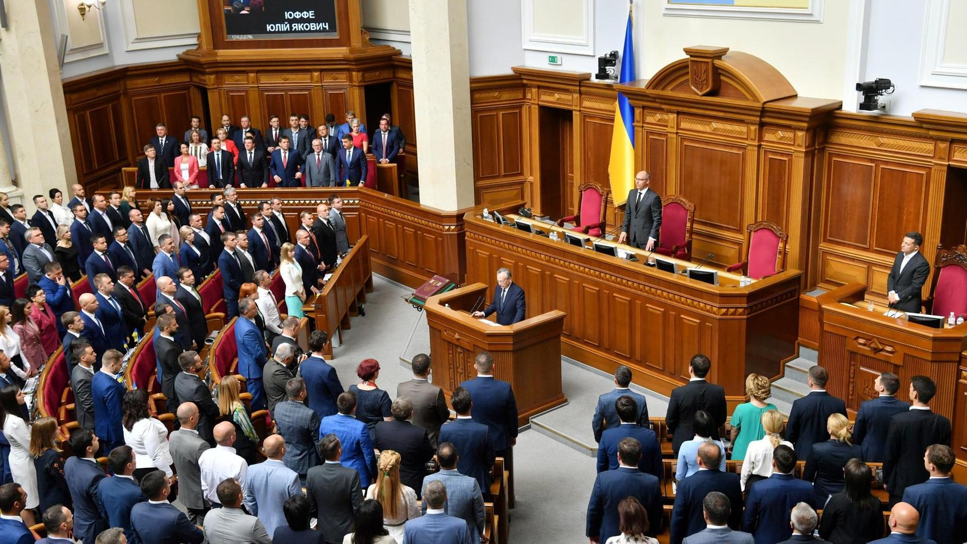 Die neu gewählten Abgeordneten des ukrainischen Parlaments stehen während der Vereidigung. Die neu gewählten Abgeordneten des ukrainischen Parlaments stehen während der Vereidigung.