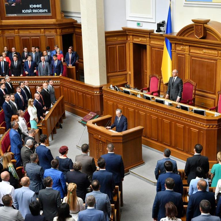 Die neu gewählten Abgeordneten des ukrainischen Parlaments stehen während der Vereidigung.