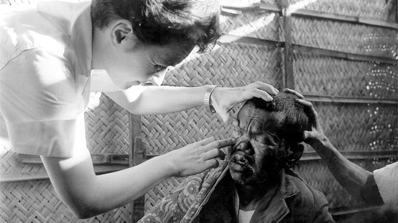 Ruth Pfau untersucht 1960 die Augen eines Patienten in Pakistan.
