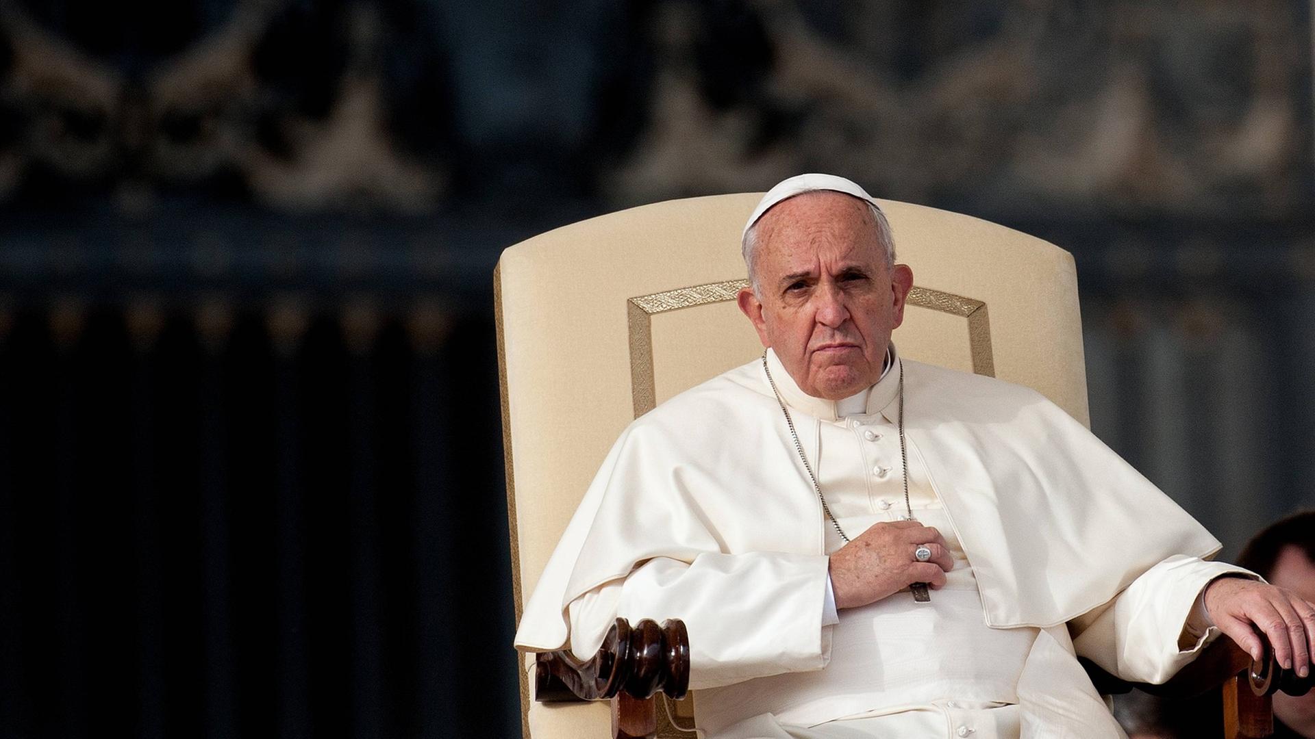 Papst Franziskus ist anlässlich seiner Generalaudienz auf dem Petersplatz in der Vatikanstadt am 26. November 2014. Papst Franziskus ist anlässlich seiner Generalaudienz auf dem Petersplatz in der Vatikanstadt am 26. November 2014.