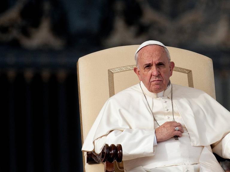 Papst Franziskus ist anlässlich seiner Generalaudienz auf dem Petersplatz in der Vatikanstadt am 26. November 2014.