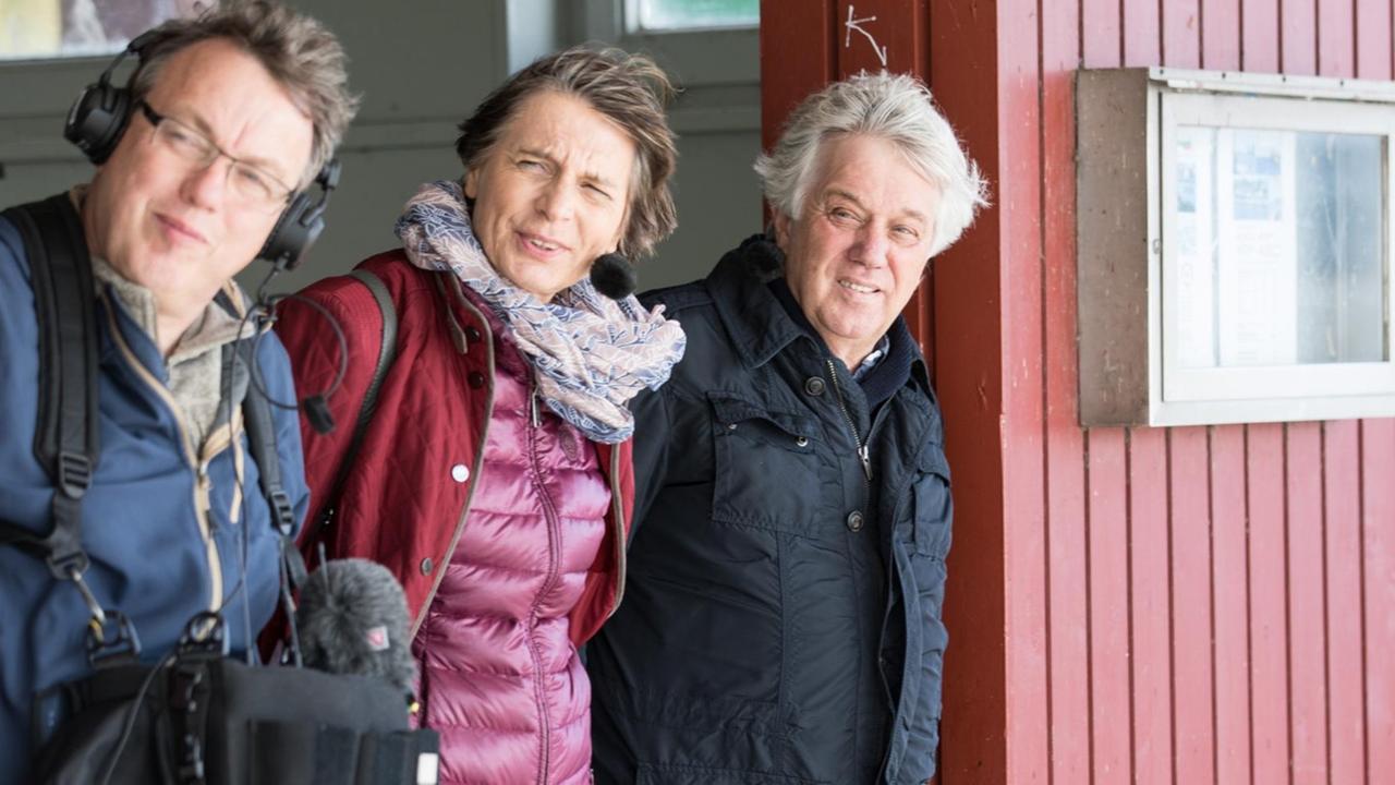 Bei Windstärke 6 an der Elbe blicken Rolf Zuckowski (r.), Renate Schönfelder und Toningenieur Thomas Schütt am Anleger Blankenese die Elbe flussabwärts. Bei Windstärke 6 an der Elbe blicken Rolf Zuckowski (r.), Renate Schönfelder und Toningenieur Thomas Schütt am Anleger Blankenese die Elbe flussabwärts.