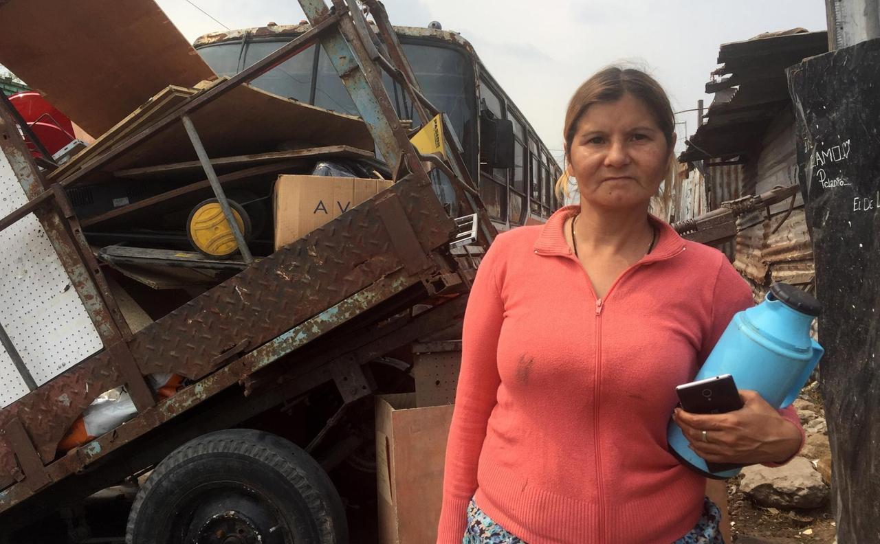 Ani Rodriguez bestreitet in Buenos Aires ihren Lebensunterhalt mit Müllsammeln. Eine Frau steht vor einem Handkarren.