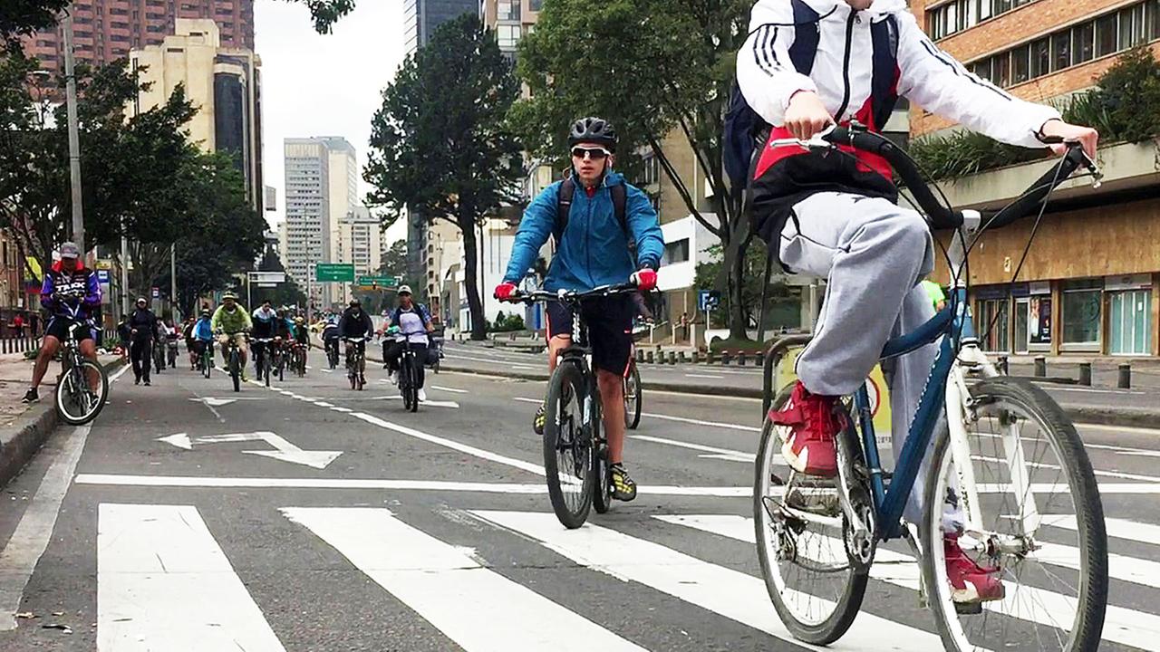 Fahrradfahrer und Fahrerinnen auf einer Fahrradstraße in Bogotá. Fahrradfahrer und Fahrerinnen auf einer Fahrradstraße in Bogotá.