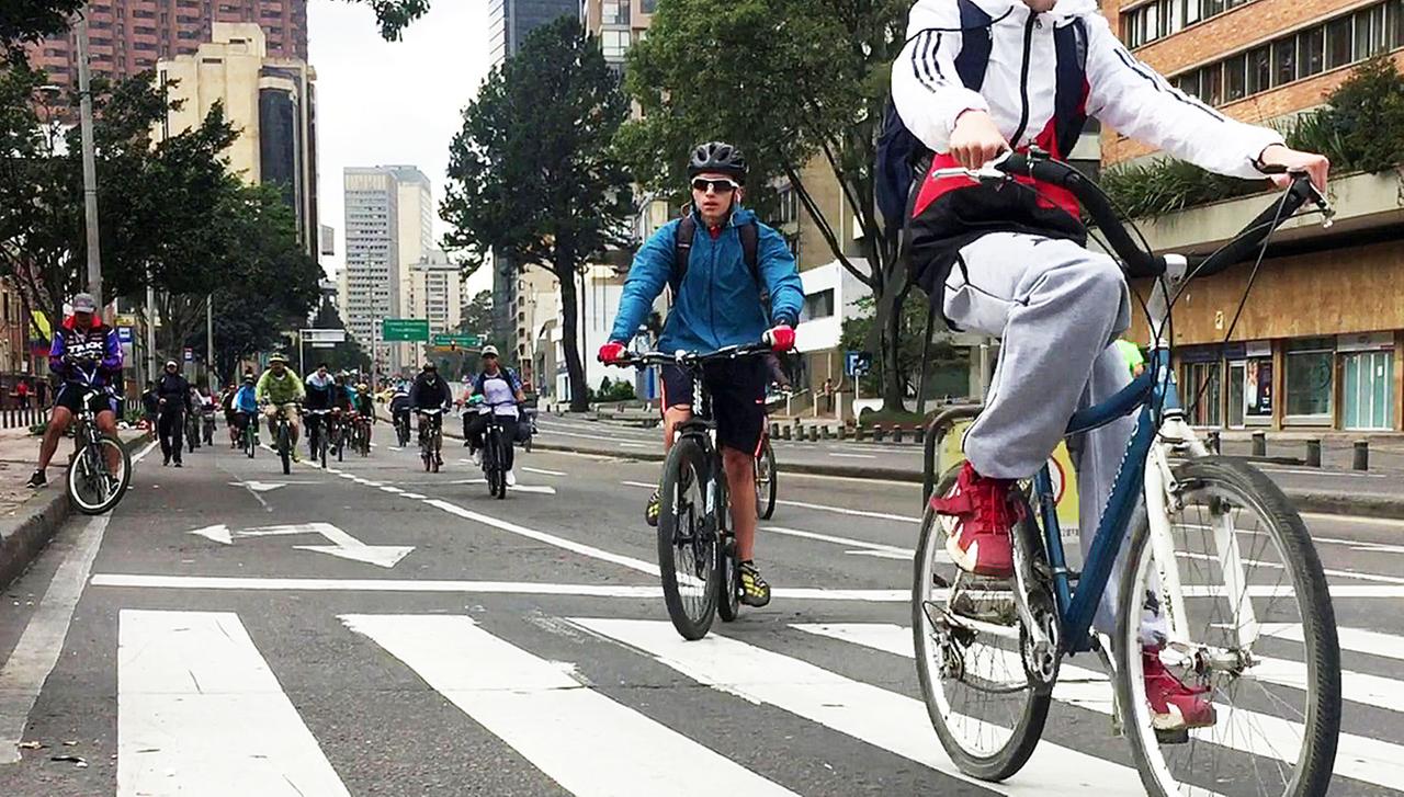 Fahrradfahrer und Fahrerinnen auf einer Fahrradstraße in Bogotá. Fahrradfahrer und Fahrerinnen auf einer Fahrradstraße in Bogotá.