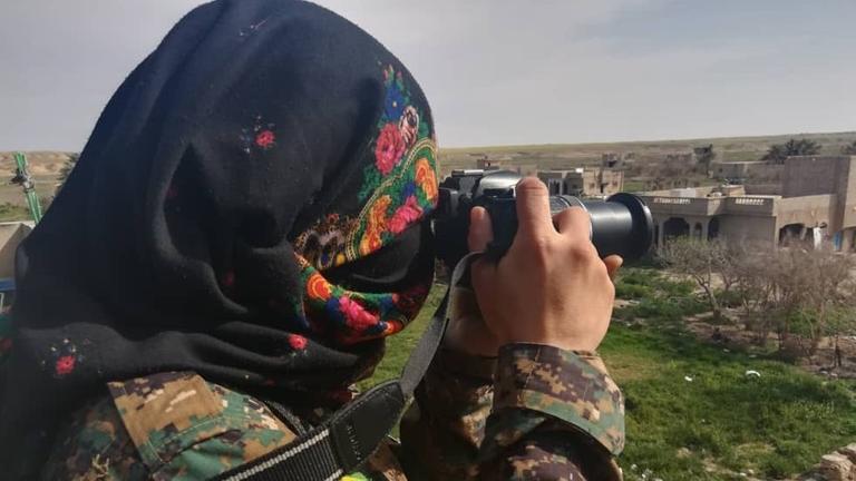Baghus, die letzte Bastion der Terroristen des sogenannten Islamischen Staates, steht kurz vor dem Fall. Das wollte die 25-jährige Media aus Deutschland miterleben und hat sich im Kampf gegen den IS von kurdischen Kämpfern ausbilden lassen.
Sabine Rossi, März 2019 Baghus, die letzte Bastion der Terroristen des sogenannten Islamischen Staates, steht kurz vor dem Fall. Das wollte die 25-jährige Media aus Deutschland miterleben und hat sich im Kampf gegen den IS von kurdischen Kämpfern ausbilden lassen.
Sabine Rossi, März 2019
