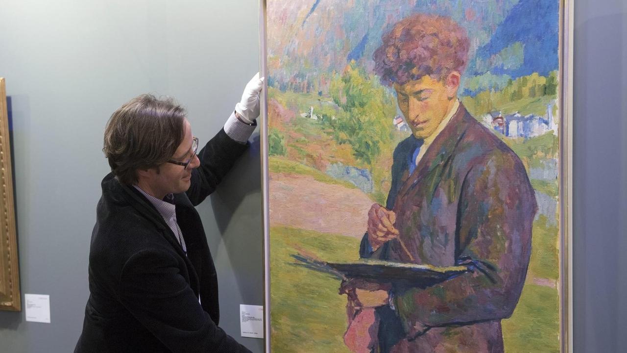 epa05302245 A Christie's employee adjusts the painting 'Alberto Giacometti painting' by Swiss painter Giovanni Giacometti, which is estimated to be sold between 392,000 to 515,000 US dollars, during a media preview at the auction house Christie's, in Geneva, Switzerland, 12 May 2016. The auction will take place in Zurich on 30 May. EPA/MARTIAL TREZZINI | epa05302245 A Christie's employee adjusts the painting 'Alberto Giacometti painting' by Swiss painter Giovanni Giacometti, which is estimated to be sold between 392,000 to 515,000 US dollars, during a media preview at the auction house Christie's, in Geneva, Switzerland, 12 May 2016. The auction will take place in Zurich on 30 May. EPA/MARTIAL TREZZINI |