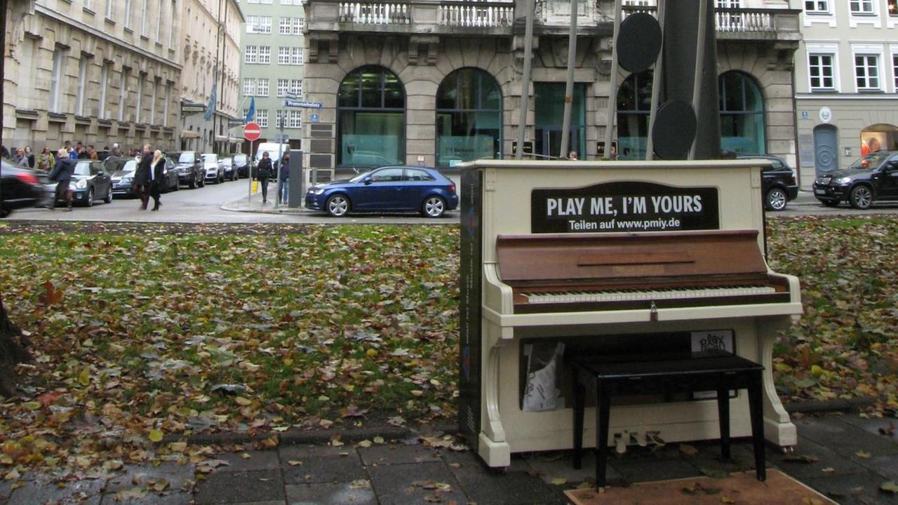 Klavier steht mitten in der Stadt München.