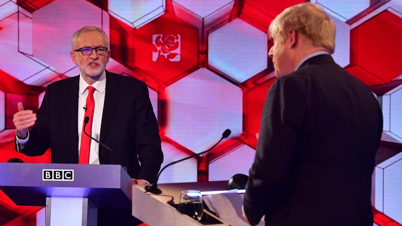 Boris Johnson (r.), britischer Premierminister und Vorsitzemder der Conservative Party, und Jeremy Corbyn, Vorsitzender der Labour Party, bei einem TV-Duell vor der Parlamentswahl