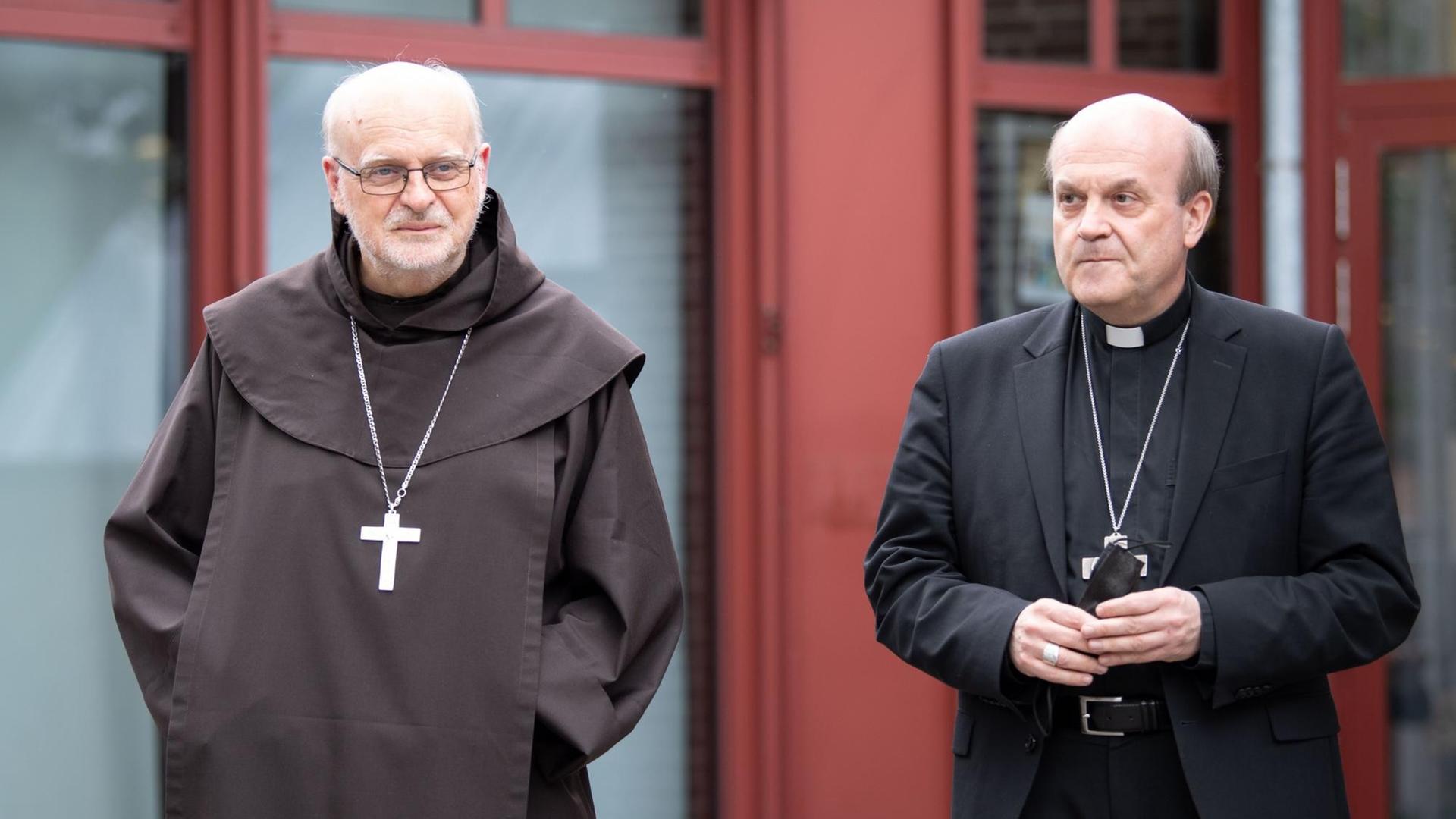 Die beiden Kontrolleure von dem Papst sind in Köln eingetroffen. Die beiden Kontrolleure von dem Papst sind in Köln eingetroffen.