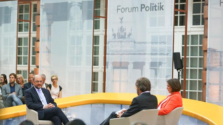 Forum Politik "Der Kampf ums Kanzleramt" Moderation Michaela Kolster (phoenix) und Stephan Detjen (Deutschlandfunk) mit Gast SPD-Spitzenkandidat Martin Schulz im Atrium der Deutschen Bank am 17.8.2017 in Berlin, Deutschland. 