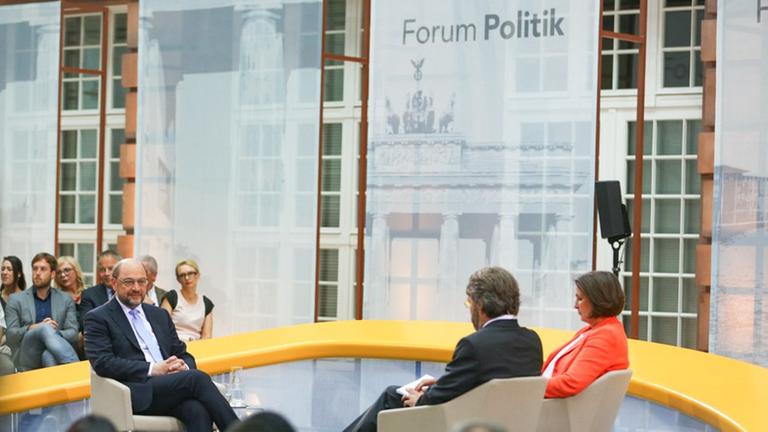 Forum Politik "Der Kampf ums Kanzleramt" Moderation Michaela Kolster (phoenix) und Stephan Detjen (Deutschlandfunk) mit Gast SPD-Spitzenkandidat Martin Schulz im Atrium der Deutschen Bank am 17.8.2017 in Berlin, Deutschland. Forum Politik "Der Kampf ums Kanzleramt" Moderation Michaela Kolster (phoenix) und Stephan Detjen (Deutschlandfunk) mit Gast SPD-Spitzenkandidat Martin Schulz im Atrium der Deutschen Bank am 17.8.2017 in Berlin, Deutschland.