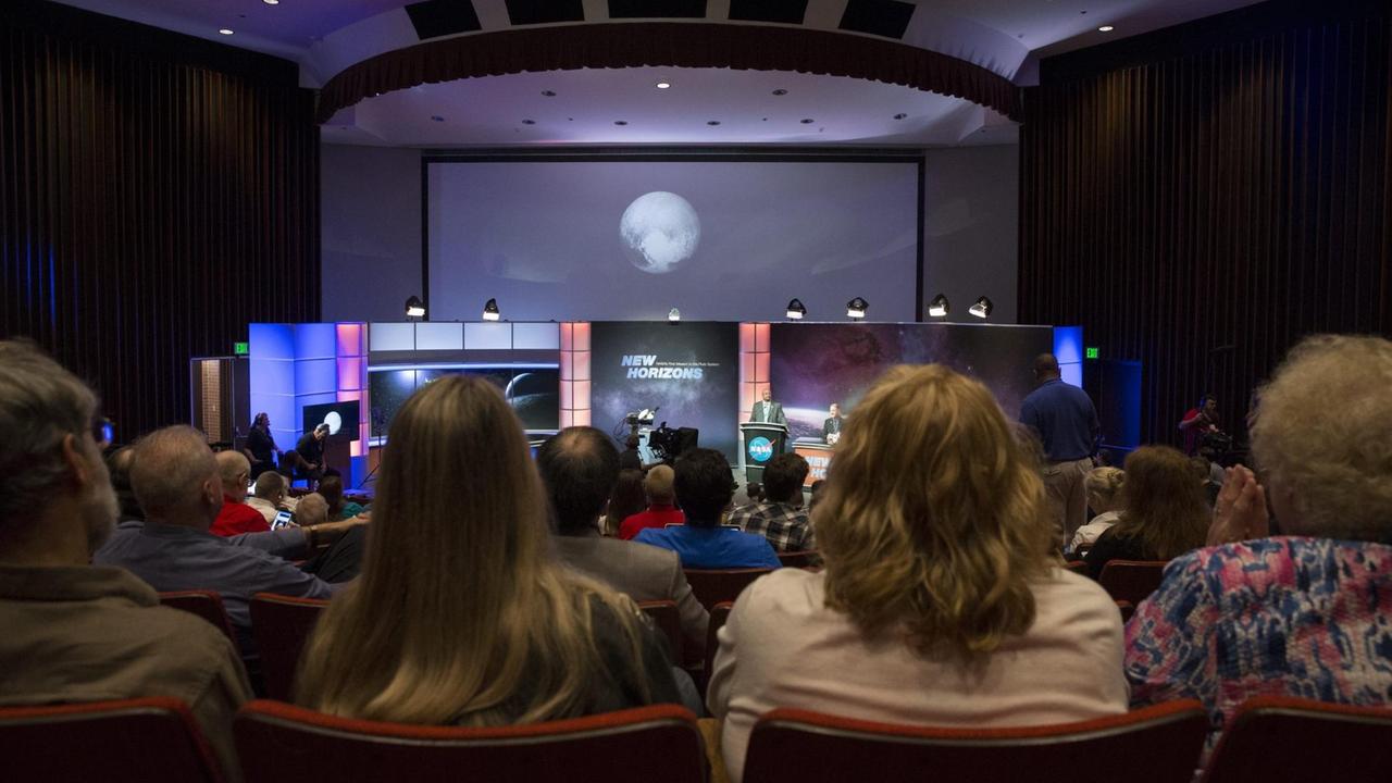 Die Annährung an Pluto wird in einem Hörsaal in den USA auf einem Bildschirm verfolgt.