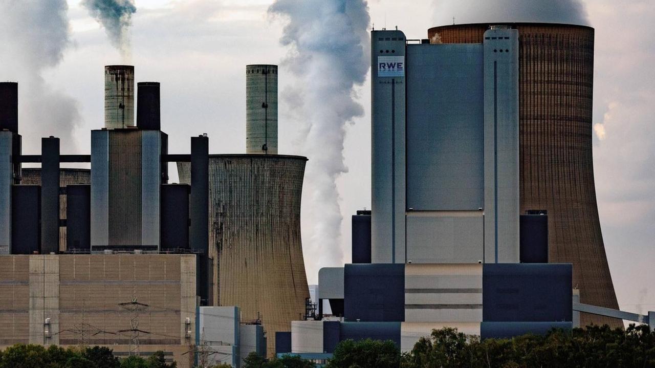 Ansicht des Kraftwerks Niederaußem von der RWE Power. Ansicht des Kraftwerks Niederaußem von der RWE Power.