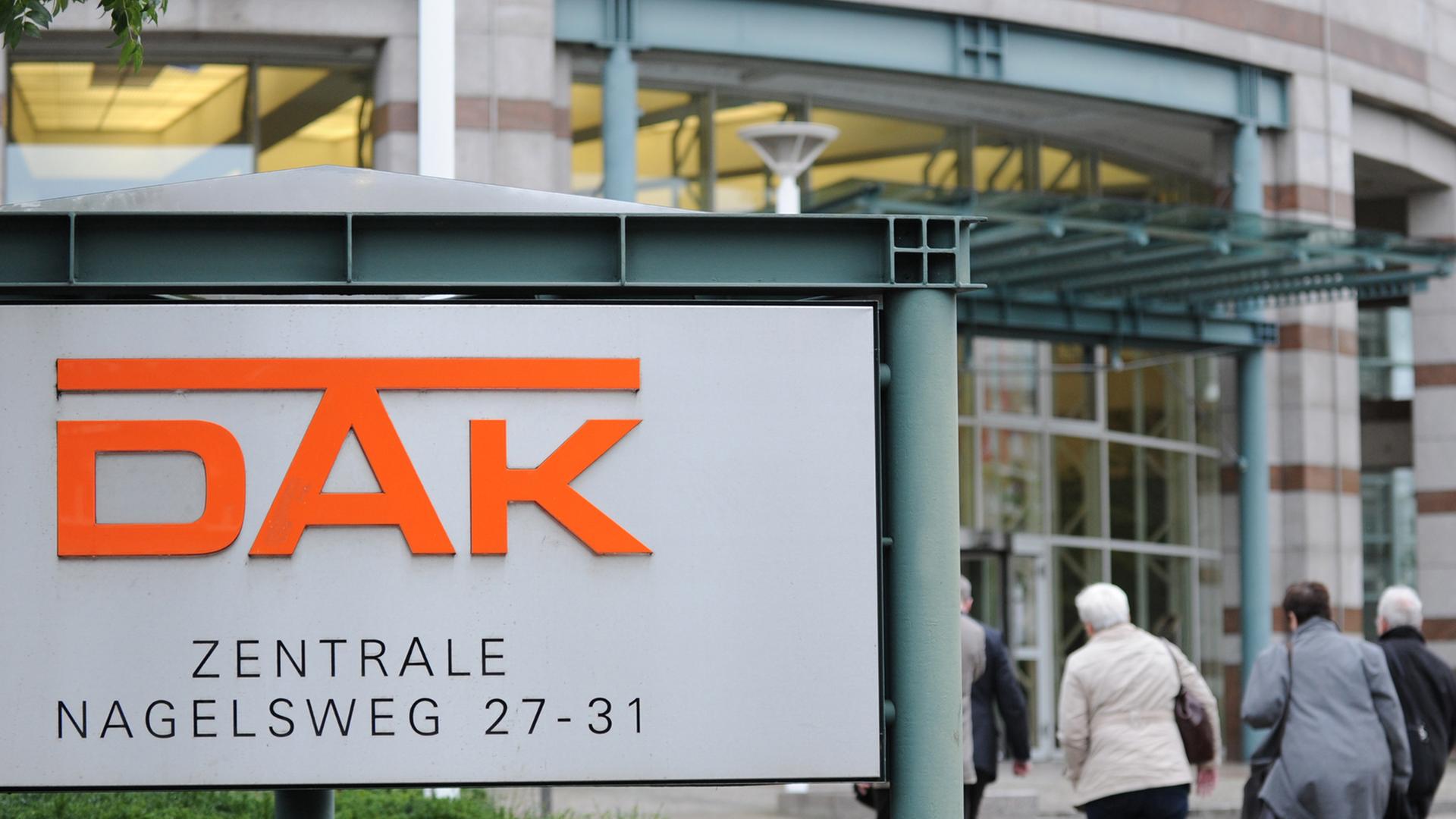 Passanten gehen in Hamburg auf den Eingang der Zentrale der DAK zu. Passanten gehen in Hamburg auf den Eingang der Zentrale der DAK zu.