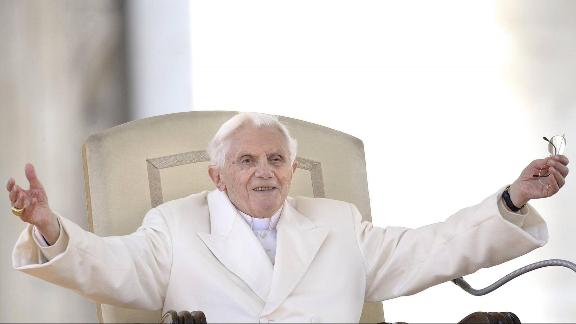 Von nun an schweigen? - Von wegen! Joseph Ratzinger hat sich mit einem Machtwort zum Missbrauchsskandal zurückgemeldet Von nun an schweigen? - Von wegen! Joseph Ratzinger hat sich mit einem Machtwort zum Missbrauchsskandal zurückgemeldet