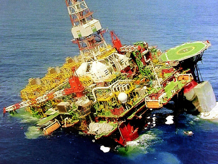 Die Ölplattform "Petrobas 36" sinkt 2001 vor Brasilien