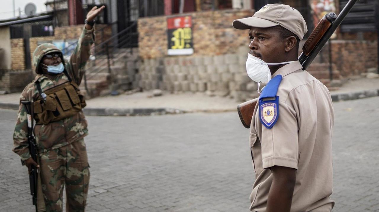 Südafrikanische Sicherheitskräfte stellen in Johannesburg eine Straßenblockade auf. Südafrikanische Sicherheitskräfte stellen in Johannesburg eine Straßenblockade auf.