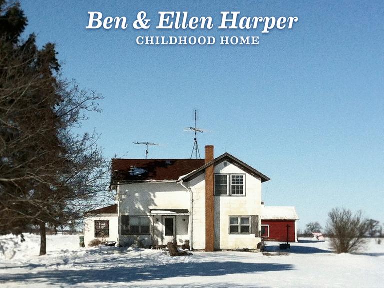 Cover der CD "Childhood Home" von Ben & Ellen Harper. Das Bild zeigt ein Haus in schneebedeckter Landschaft.