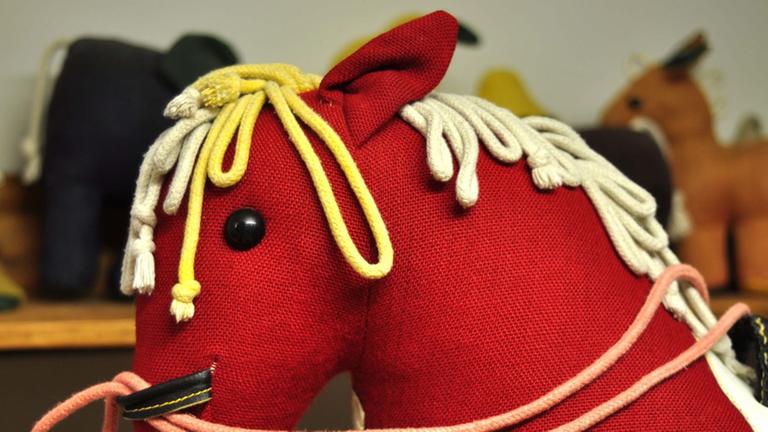 Stoffpferd, aufgenommen in der Werkstatt von Renate Müller in Sonneberg aufgenommen. Stoffpferd, aufgenommen in der Werkstatt von Renate Müller in Sonneberg aufgenommen.