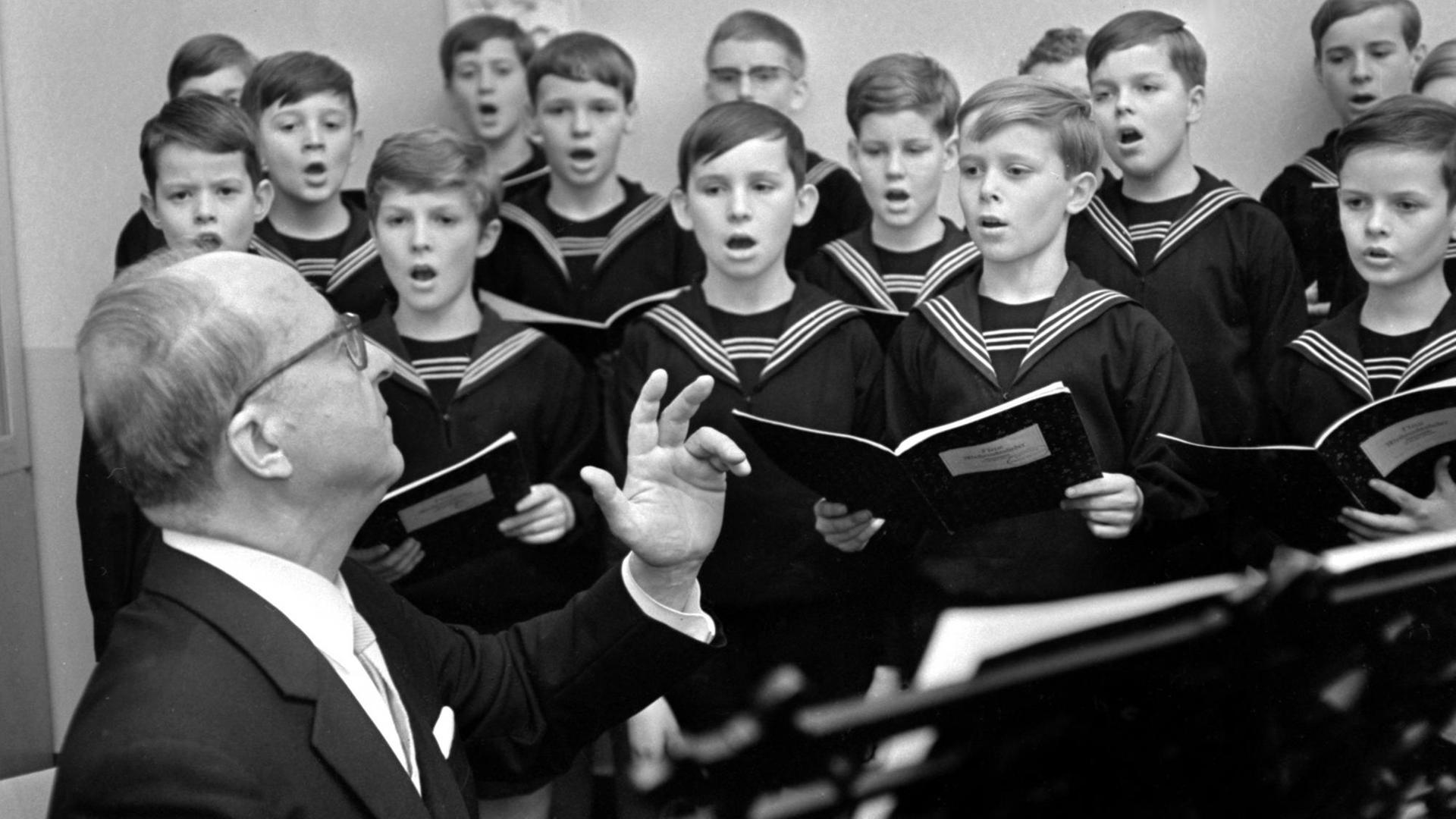 Eine Gruppe des Leipziger Thomanerchors probt unter Leitung von Thomaskantor Prof. Erhard Mauersberger, der den Chor von 1961 bis 1972 leitete. Er sitzt am Klavier und dirigiert mit der linken Hand. Undatiertes Foto aus dem Jahr 1969. Eine Gruppe des Leipziger Thomanerchors probt unter Leitung von Thomaskantor Prof. Erhard Mauersberger, der den Chor von 1961 bis 1972 leitete. Er sitzt am Klavier und dirigiert mit der linken Hand. Undatiertes Foto aus dem Jahr 1969.