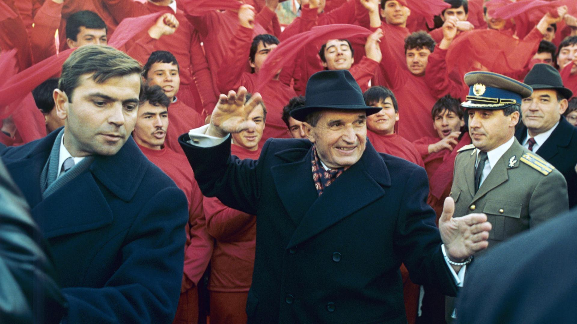 24. November 1989: Der rumänische Staats- und Parteichef Nicolae Ceaușescu (M.) – etwa einen Monat später wurde er gestürzt. 24. November 1989: Der rumänische Staats- und Parteichef Nicolae Ceaușescu (M.) – etwa einen Monat später wurde er gestürzt.