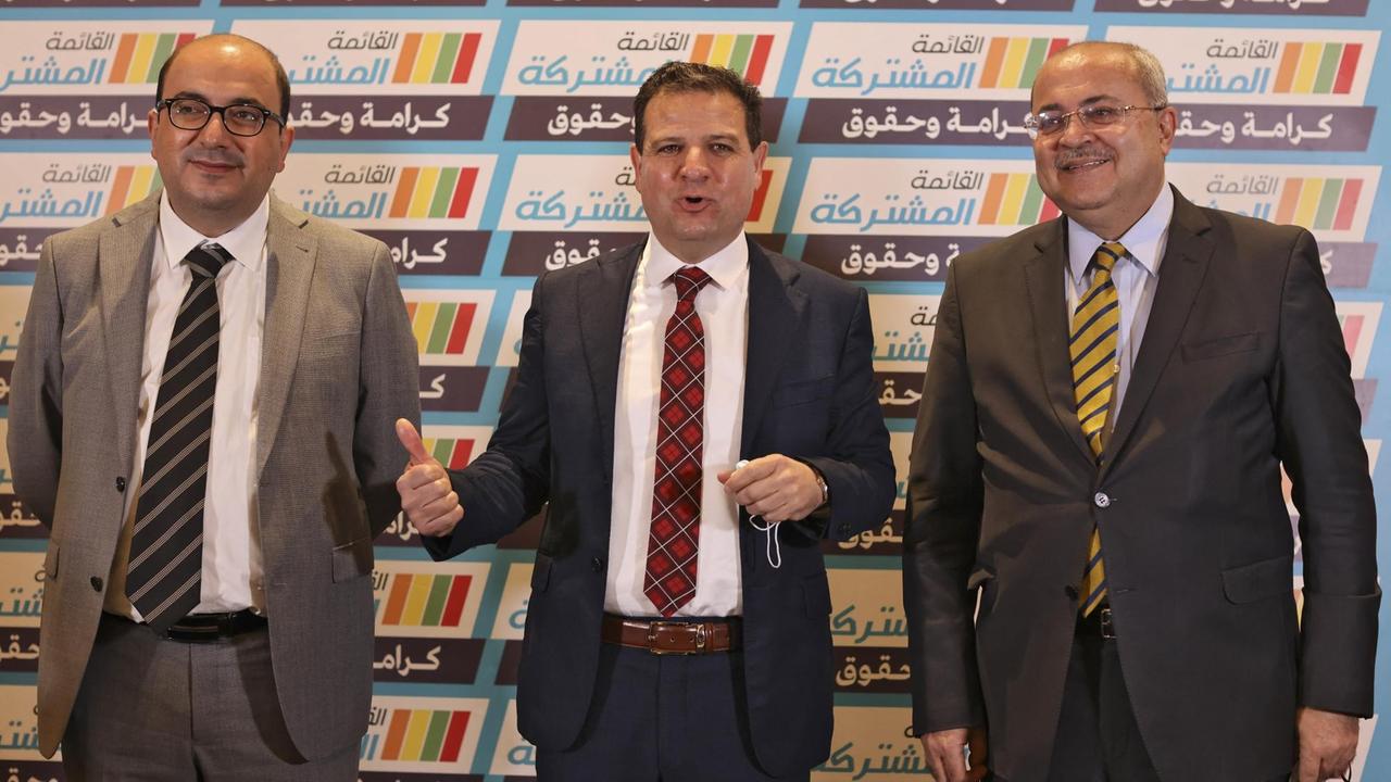 Die Mitglieder der "Vereinigten Arabischen Liste", Sami Abu Shehadeh, Ayman Odeh und Ahmed Tibi auf einer Pressekonferenz in Nazareth am 20.02.2021 zum Auftakt des Wahlkampfes
