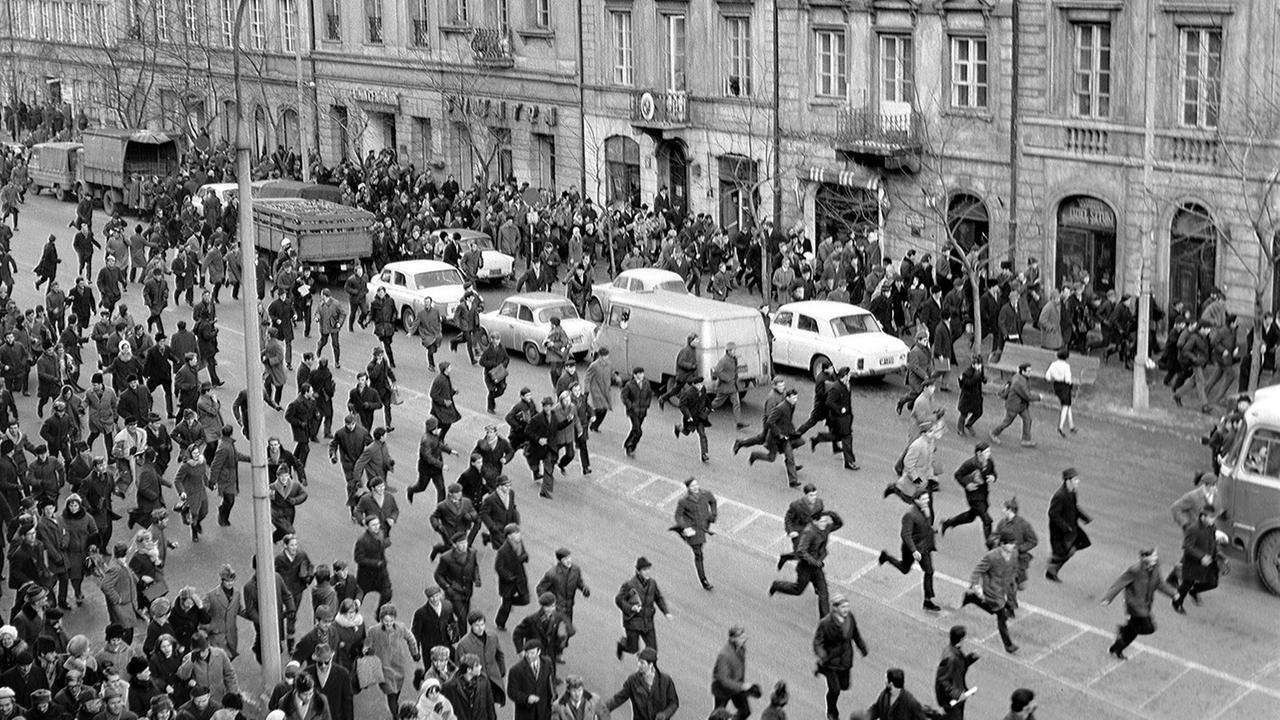 Studenten demonstrieren am 8. März 1968 in Warschau gegen die Verhaftung ihrer Kommilitonen Adam Michnik und Henrik Szlajfer. Seit Jahresanfang kam es unter den Studenten in Polen häufer zu Demonstrationen, bei denen die Abschaffung der Zensur, die Respektierung der Bürgerrechte und das Ende rassischer und völkisch-nationaler Diskriminierung gefordert wurde. Studenten demonstrieren am 8. März 1968 in Warschau gegen die Verhaftung ihrer Kommilitonen Adam Michnik und Henrik Szlajfer. Seit Jahresanfang kam es unter den Studenten in Polen häufer zu Demonstrationen, bei denen die Abschaffung der Zensur, die Respektierung der Bürgerrechte und das Ende rassischer und völkisch-nationaler Diskriminierung gefordert wurde.