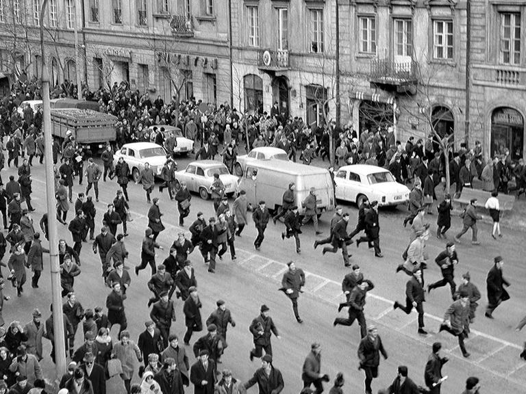 Studenten demonstrieren am 8. März 1968 in Warschau gegen die Verhaftung ihrer Kommilitonen Adam Michnik und Henrik Szlajfer. Seit Jahresanfang kam es unter den Studenten in Polen häufer zu Demonstrationen, bei denen die Abschaffung der Zensur, die Respektierung der Bürgerrechte und das Ende rassischer und völkisch-nationaler Diskriminierung gefordert wurde.