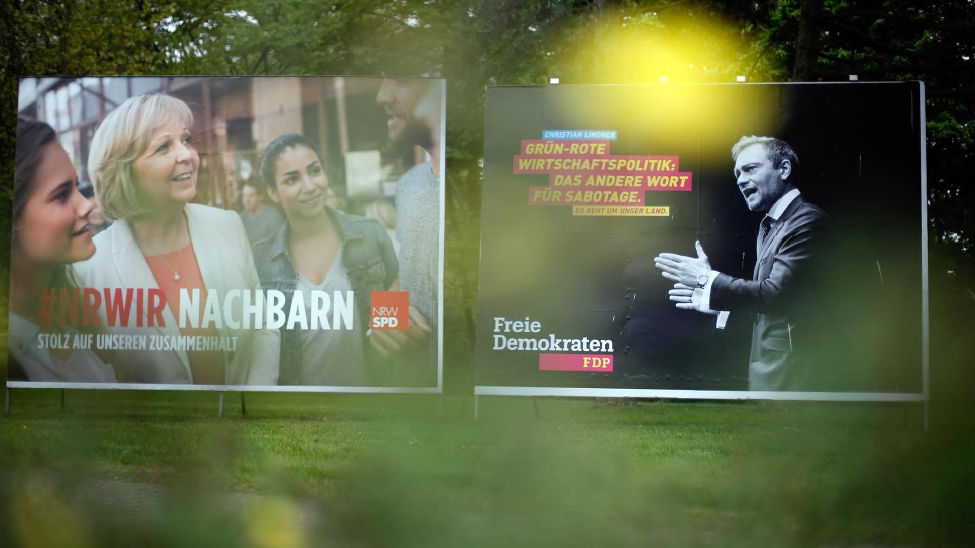 Wahlplakate der NRW-Ministerpräsidentin Hannelore Kraft (l, SPD) und des Vorsitzenden der FDP, Christian Lindner, stehen am 28.04.2017 in Duisburg (Nordrhein-Westfalen).