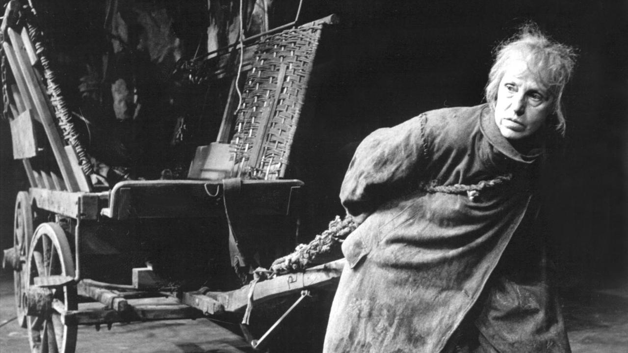 Die österreichisch-amerikanische Sängerin und Schauspielerin Lotte Lenya während der Ruhrfestspiele im Juni 1965 als "Mutter Courage". Lotte Lenya (eigentlich Karoline Blamauer) wurde am 18. Oktober 1898 in Wien geboren. 1925 heiratete sie den Komponisten Kurt Weill, mit dem sie 1933 über Paris in die USA emigrierte. Als beste Interpretin der Lieder ihres Mannes feierte sie u.a. als "Seeräuberjenny" in der "Dreigroschenoper" (Brecht/Weill) und mit dem Lied vom "Surabaya-Johnny" aus dem Stück "Happy End" (Brecht/Weill) große Erfolge. Die österreichisch-amerikanische Sängerin und Schauspielerin Lotte Lenya während der Ruhrfestspiele im Juni 1965 als "Mutter Courage". Lotte Lenya (eigentlich Karoline Blamauer) wurde am 18. Oktober 1898 in Wien geboren. 1925 heiratete sie den Komponisten Kurt Weill, mit dem sie 1933 über Paris in die USA emigrierte. Als beste Interpretin der Lieder ihres Mannes feierte sie u.a. als "Seeräuberjenny" in der "Dreigroschenoper" (Brecht/Weill) und mit dem Lied vom "Surabaya-Johnny" aus dem Stück "Happy End" (Brecht/Weill) große Erfolge.