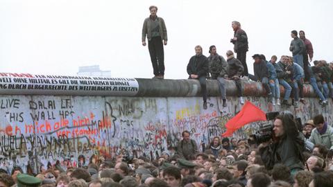 Menschen strömen vom Westteil Berlins zum Übergang Potsdamer Platz. Nach der Maueröffnung durch die DDR wurde drei Tage später, am 12.11.1989, am Potsdamer Platz ein neuer Grenzübergang eingerichtet.