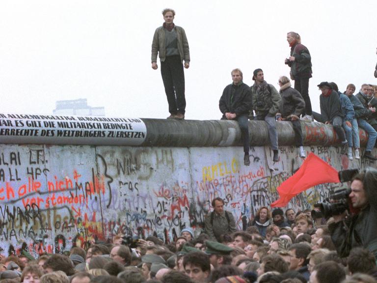 Menschen strömen vom Westteil Berlins zum Übergang Potsdamer Platz. Nach der Maueröffnung durch die DDR wurde drei Tage später, am 12.11.1989, am Potsdamer Platz ein neuer Grenzübergang eingerichtet.