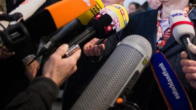 Journalisten-Mikrofone.