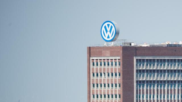 Blick auf das Verwaltungshochhaus des VW-Werks in Hannover