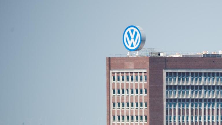 Blick auf das Verwaltungshochhaus des VW-Werks in Hannover Blick auf das Verwaltungshochhaus des VW-Werks in Hannover