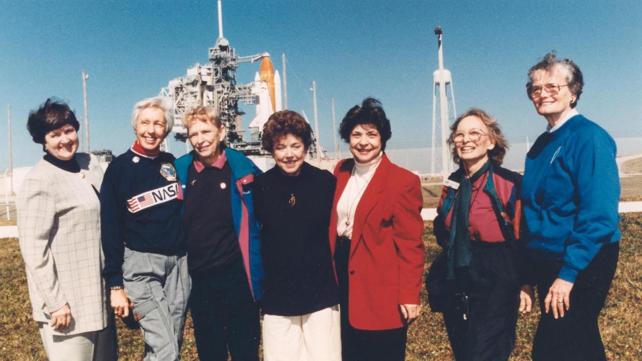 Sieben der ersten Astronautinnen-Trainees 1995. Darunter auch Jerry Cobb und Janey Hart.
Von links: STS-63 Pilotin Eileen Collins, Gene Nora Jessen, Wally Funk, Jerrie Cobb, Jerri Truhill, Sarah Ratley, Myrtle Cagle und Bernice Steadman.
Sieben der ersten Astronautinnen-Trainees 1995. Darunter auch Jerry Cobb und Janey Hart.
Von links: STS-63 Pilotin Eileen Collins, Gene Nora Jessen, Wally Funk, Jerrie Cobb, Jerri Truhill, Sarah Ratley, Myrtle Cagle und Bernice Steadman.