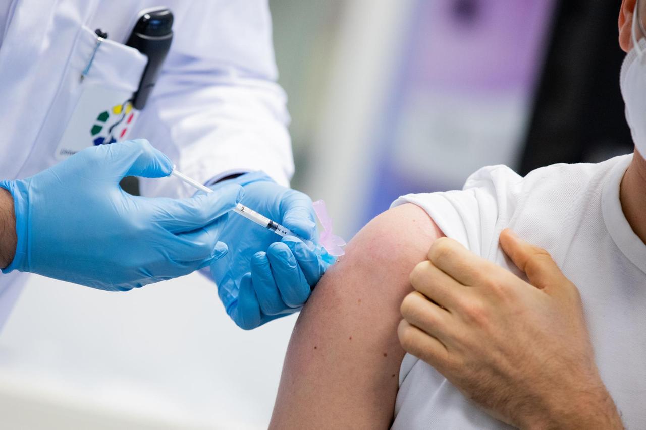 Ein Arzt wird am Universitätsklinikum Essen mit dem Impfstoff von Moderna gegen Covid-19 geimpft.