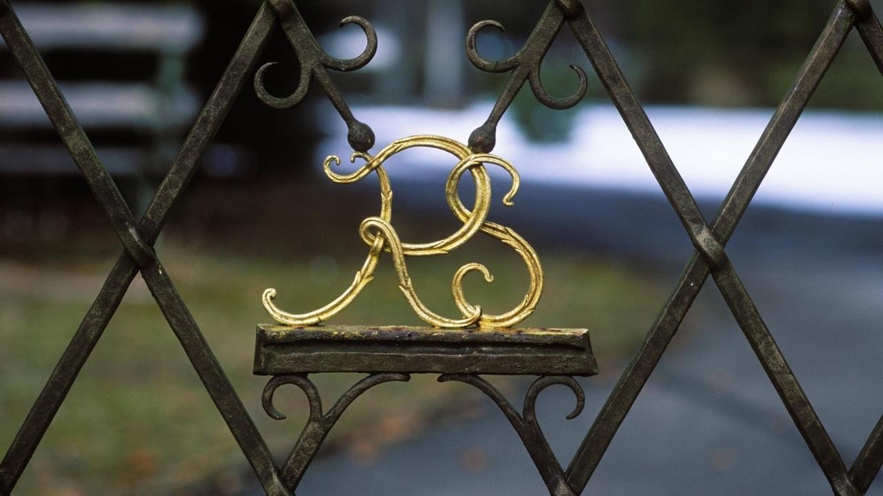 Die Initialen von Richard Strauss hat der Komponist mit goldenen Buchstaben in sein verschnörkeltes, gusseisernes Gartentor einarbeiten lassen. Die Initialen von Richard Strauss hat der Komponist mit goldenen Buchstaben in sein verschnörkeltes, gusseisernes Gartentor einarbeiten lassen.