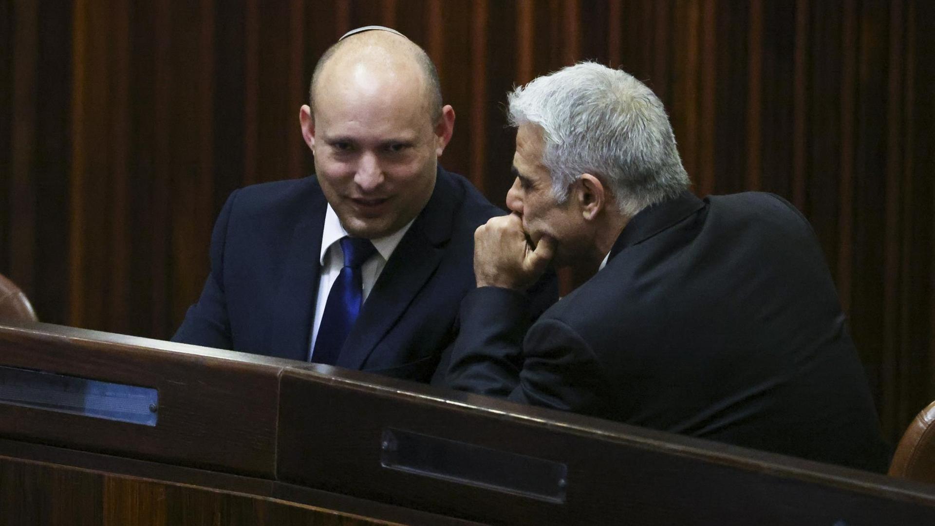 Die Politiker Naftali Bennett (links) und Jair Lapid (rechts) sprechen vor dem Parlament in Israel. Die Politiker Naftali Bennett (links) und Jair Lapid (rechts) sprechen vor dem Parlament in Israel.