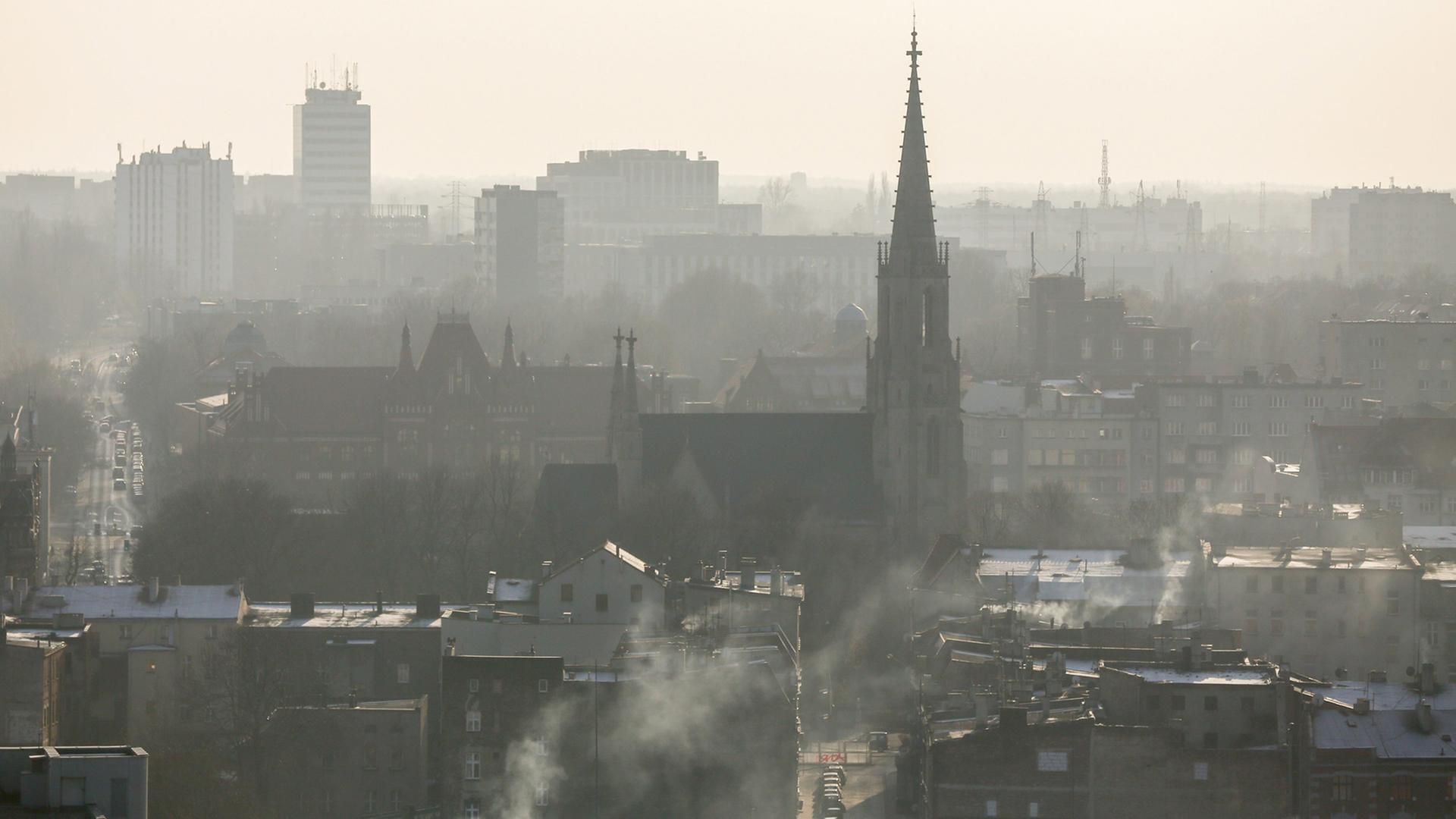 Blick über die polnische Stadt Kattowitz, die am 30. November 2018 unter einer Smogdecke liegt. Im Vordergrund: die Marienkirche. Blick über die polnische Stadt Kattowitz, die am 30. November 2018 unter einer Smogdecke liegt. Im Vordergrund: die Marienkirche.