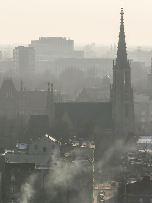 Blick über die polnische Stadt Kattowitz, die am 30. November 2018 unter einer Smogdecke liegt. Im Vordergrund: die Marienkirche.