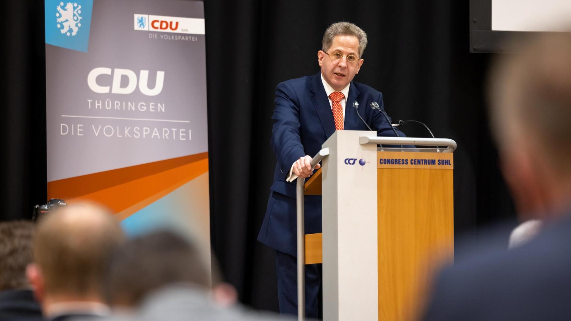 Hans-Georg Maaßen (CDU) spricht vor der Wahlkreisvertreterversammlung der CDU-Kreisverbände in Südthüringen. Bei der Versammlung haben die Delegierten der vier Südthüringer CDU-Kreisverbände Suhl, Schmalkalden-Meiningen, Sonneberg und Hildburghausen über die Kandidatur des Ex-Verfassungsschutzpräsidenten für die Bundestagswahl entschieden. Hans-Georg Maaßen (CDU) spricht vor der Wahlkreisvertreterversammlung der CDU-Kreisverbände in Südthüringen. Bei der Versammlung haben die Delegierten der vier Südthüringer CDU-Kreisverbände Suhl, Schmalkalden-Meiningen, Sonneberg und Hildburghausen über die Kandidatur des Ex-Verfassungsschutzpräsidenten für die Bundestagswahl entschieden.