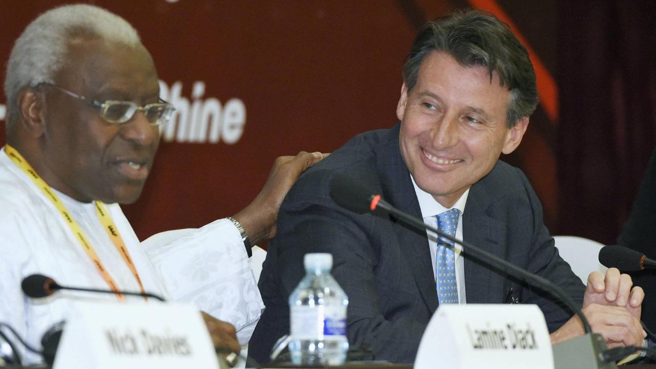 Sebastian Coe 2015 mit seinem Vorgänger Lamine Diack Sebastian Coe 2015 mit seinem Vorgänger Lamine Diack