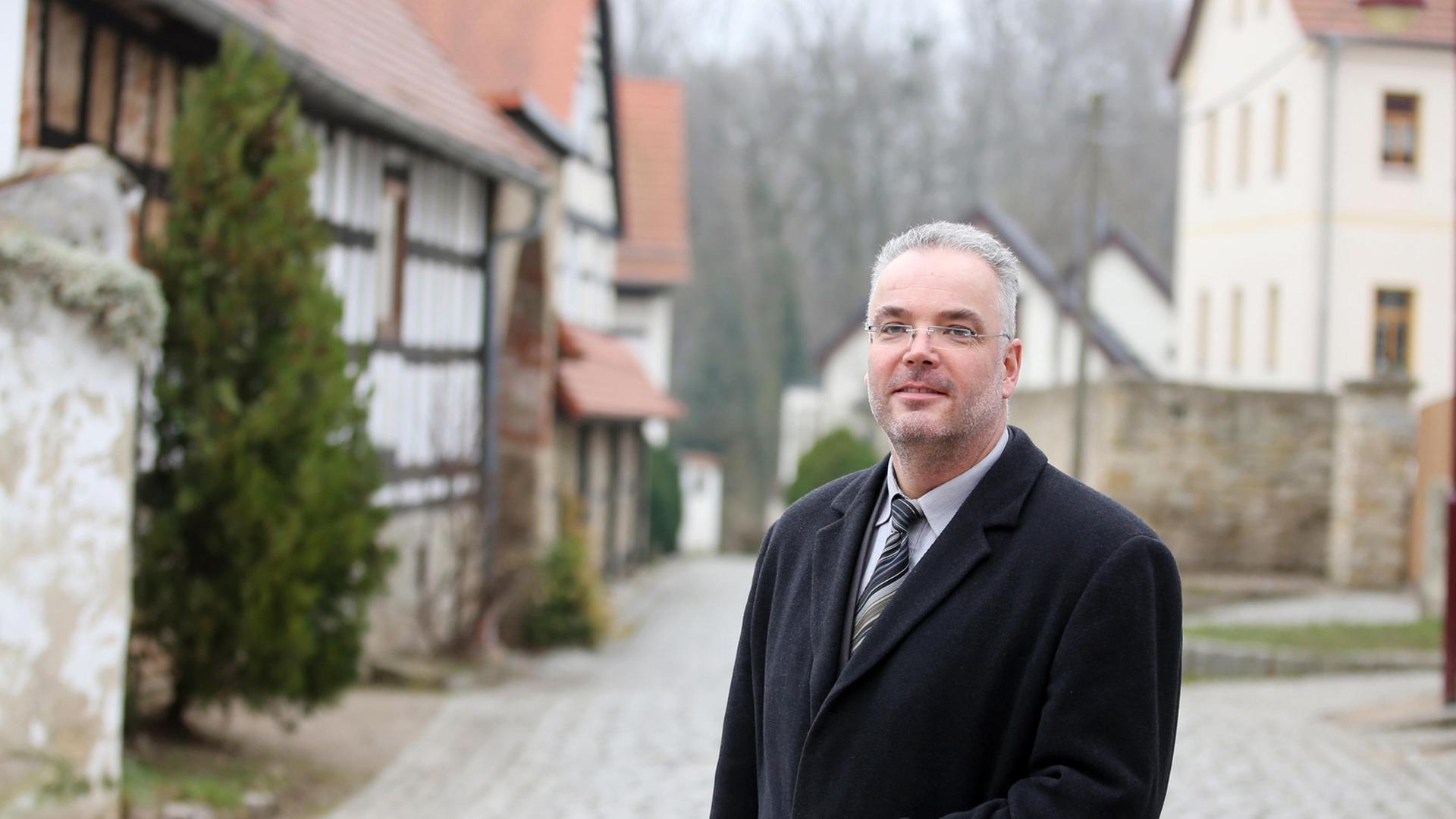 Der zurückgetretene ehrenamtliche Ortsbürgermeister von Tröglitz (Sachsen-Anhalt), Markus Nierth, auf einer Dorfstraße. Der zurückgetretene ehrenamtliche Ortsbürgermeister von Tröglitz (Sachsen-Anhalt), Markus Nierth, auf einer Dorfstraße.