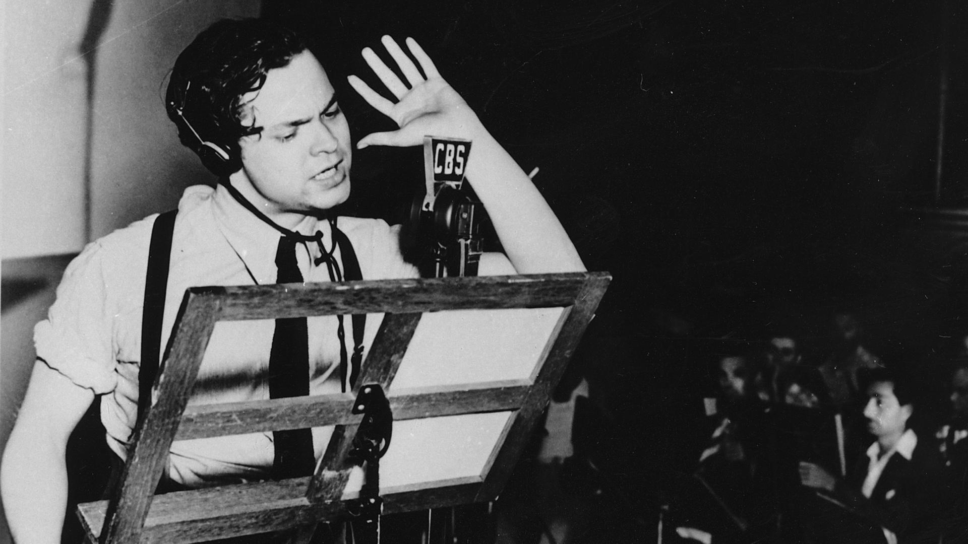 Orson Welles bei der Aufnahme zum Hörspiel "War of the Worlds" am 30.10.1938 in New York Orson Welles bei der Aufnahme zum Hörspiel "War of the Worlds" am 30.10.1938 in New York